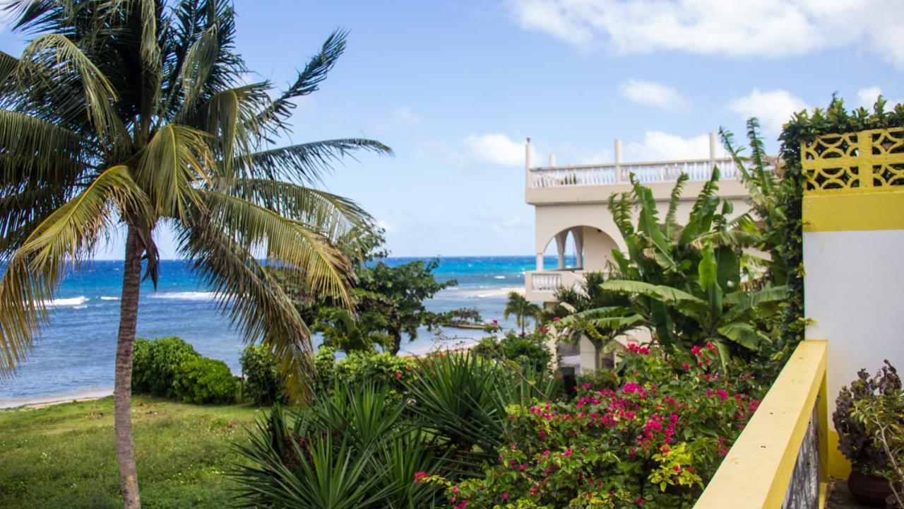 House Of Erabo Hotel Runaway Bay Exterior photo